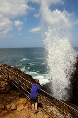 Besuch des Blow Holes bei Tangalle: Eines von nur 6 Blow Holes weltweit. Das Wasser spritzt bis 25 Meter hoch!