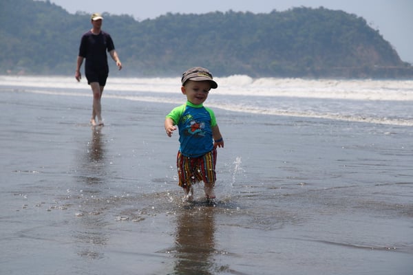 Auch Timeo legte seine Angst vor den Wellen ab und genoss den Strand