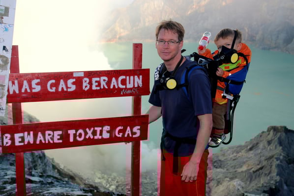 Philippe und Timeo auf dem Kraterrant des Mount Ijen. Giftige Schwefeldämpfe wohl mehr als Verkaufsmasche für die Gasmasken... wobei stinken tat es schon