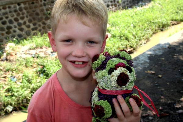 Siro rettet den Blumenhund (eigentlich Opfergabe, die man in den Krater wirft, dafür aber viel zu schade)