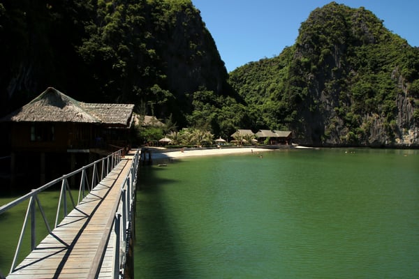 Übernachtung im Bungalow des Cat Ba Resorts (mit Privatstrand)