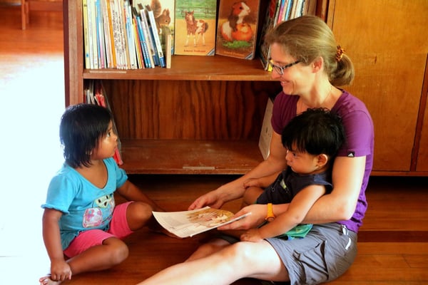 Anja beim Hüten der Indios-Kinder