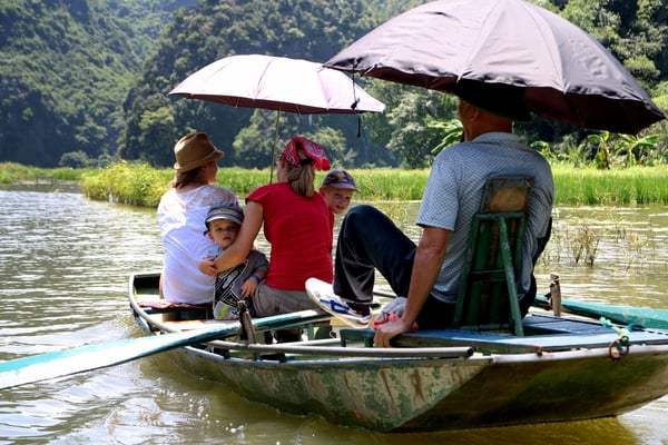 Flussbootsfahrt bei Tam Coc... ja, gerudert wird ganz entspannt mit den Beinen.