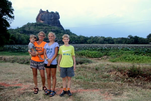 Danach gings dank Auto mit Fahrer aber flugs los: Erste Station bei Sigiriya-Felsen