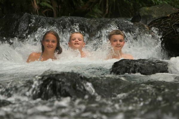 Baden in den natürlichen heissen Quellen (ca. 37 Grad) beim Vulkan Arenal