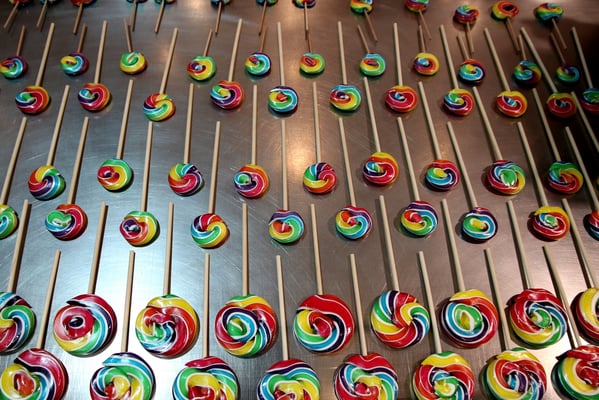 Candy-Store in Sydney. Frisch produzierte Lollipops auf dem Blech.