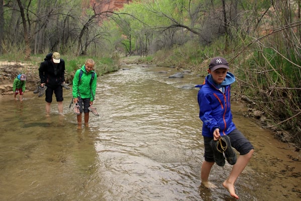 Barfusswanderung infole 6-maliger Flussquerung. Was als Pflichtprogramm für die Kinder startete, wurde eine ganz lustige Wanderung im Escalante State Park
