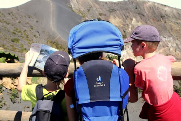 Blick hinunter in den Krater