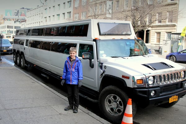 Elia gewinnt im Spiel "Wer findet das coolste Auto?"