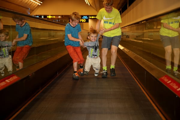 Weiterflug nach Sri Lanka. Und was macht man so, wenn der Vater in der Flughafenlounge sitzt... Förderband-Rennen!