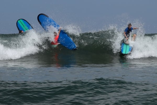 In Kuta auf Bali ging es wieder sportlicher zu und her. Endlich konnten wir nach 3 Monaten wieder einmal surfen!