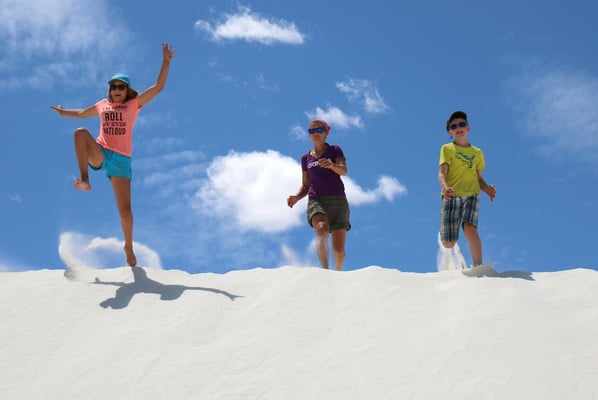 Sandünen-Springen und -Schlitteln, beides wurde ausprobiert