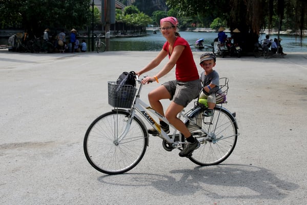 ... und dann noch durchs Dorf und die umliegenden Felder mit dem Velo.
