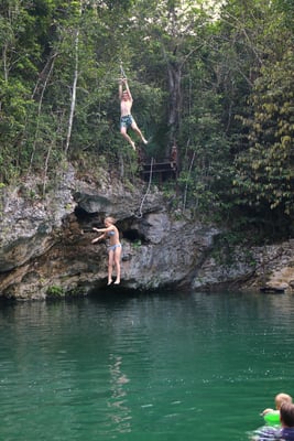 6-7 Meter Sprung von der Zip-Line in den Cenote!