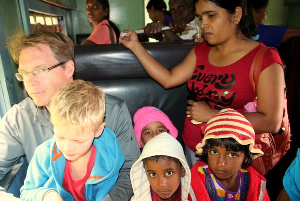 Dafür aber "Holzklasse" bzw. 3. Klasse mit dicht gepacktem Reiseabteil.