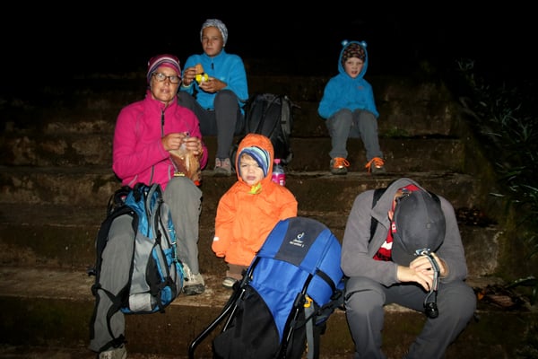 Die Begeisterung ob 1100 Höhenmetern, 5500 Treppenstufen und Tagwache um 02.15 Uhr steht allen ins Gesicht geschrieben...