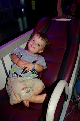 Fahrt nach Phong Nha im komfortablen Nachtbus. Nicht nur Timeo, sogar Philippe konnte seine Beine strecken im Liegesessel.