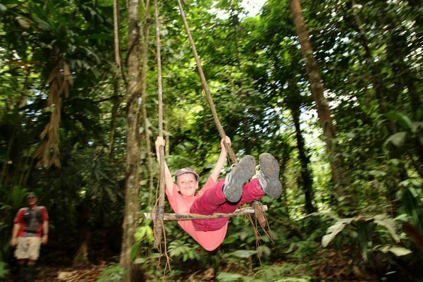 Siro am Schaukeln im Urwald