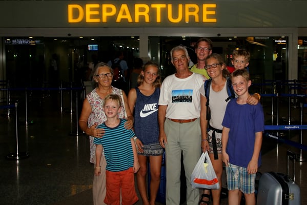 Bald darauf hiess es Abschied nehmen von Anjas Eltern, die uns knapp 3 Wochen begleitet hatten. Leider schnitt uns der deutsche Tourist auf dem Bild die Füsse ab...