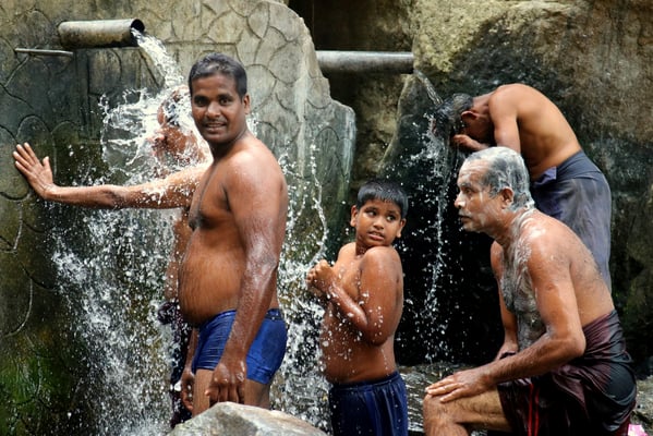 Sonntag ist Waschtag: In allen Flüssen und Bächen sieht man sich waschende Menschen.