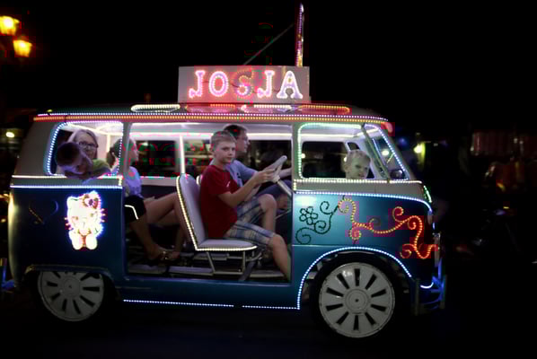 Hippie-Bus... Fänschter isch dunnä und de linggi Arm isch duss !