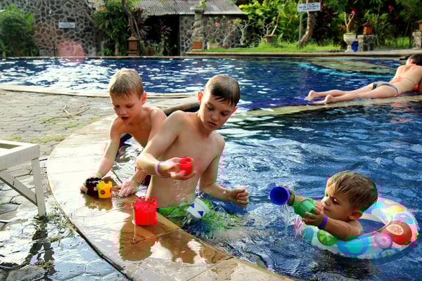 Wieder mal Waschen am Pool auf Bali nach den Vulkantagen