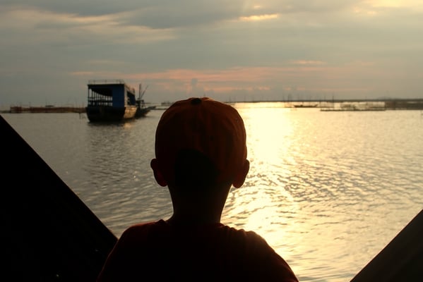 Siro mit Blick in den Sonnenuntergang