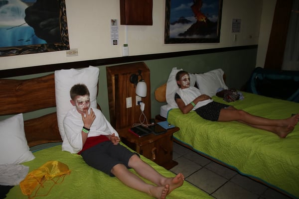 Am Strand haben wir uns alle trort Eincremen verbrannt (ausser Timeo), die Sonne brennt unglaublich stark