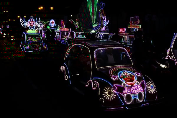 Farbenfrohe Autos im Alun-Alun-Park