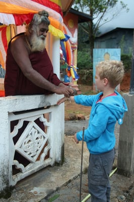 Auf dem Pilgerberg wollte uns der nette Mann noch segnen. Das Entgelt von 300 Rupien war ihm aber zu wenig... er wollte 500. Den darauf gezückten 1000er steckte er ein und verweigerte das Rückgeld mit Verweis auf Spenden für die umliegenden Tempel. 