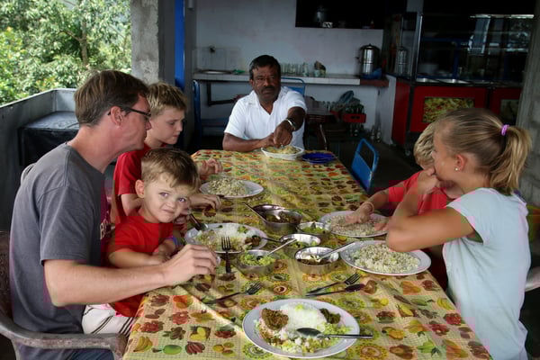 Das Essen war ohnehin toll, wenn auch immer auf der scharfen Seite. Hier ein Mittagshalt mit unserem Fahrer Francis.