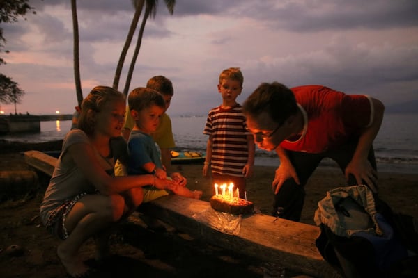 14. März: Philippe's Geburtstag am Golfo Dulce mit feinem Aprikosenkuchen