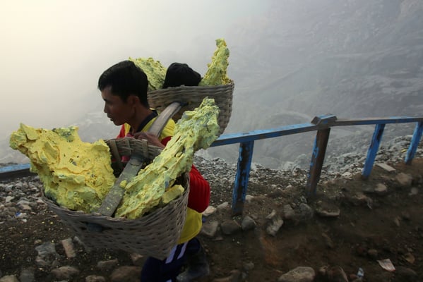 80-100 Kilo Schwefel kann man kaum heben, doch diese Jungs schleppen das vom Kratersee auf blossen Schultern hoch