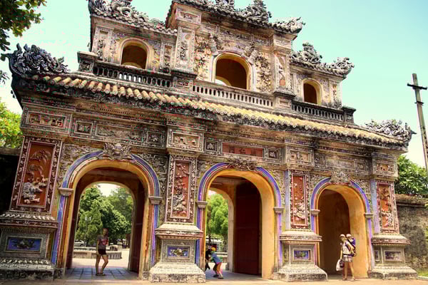 Welcome to Vietnam! Hier sind wir bei der alten Stadtmauer in Hue