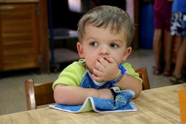 Timeo wartet aufs Essen im Comedor (Speisesaal)