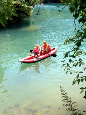 Weiterfahrt mit dem Kanu in die Schlammhöhle