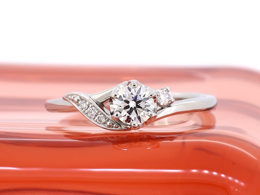 サイドのダイヤモンドがセンターダイヤを引き立てます