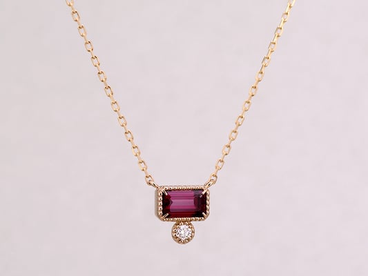 ロードライトガーネットとダイヤモンドをピンクゴールドのペンダントに仕立てました。