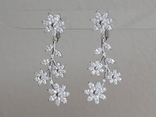 ご結婚式でお着けになるイヤリングを。下のパーツが揺れる仕様です。