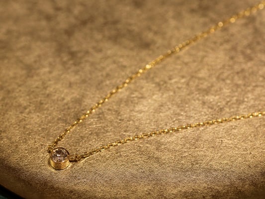 フクリン留めの一粒石ペンダント。ダイヤモンドの底（キュレット）が枠から出ていないタイプです。