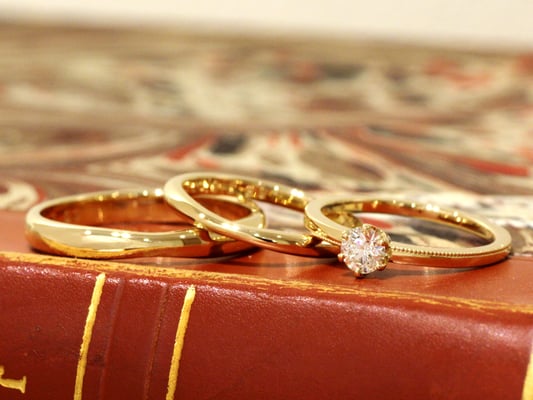 右上と左下にミルグレインを配置したエンゲージリングと、重ね着けもイメージしたマリッジリング