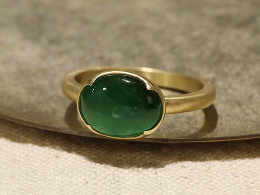 翡翠をつや消しイエローゴールドに合わせて。石枠のデザインがアクセントになっています。