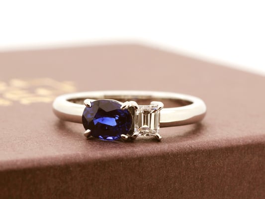 オーバルカットのブルーサファイアに、バゲットカットのダイヤモンドを合わせました。