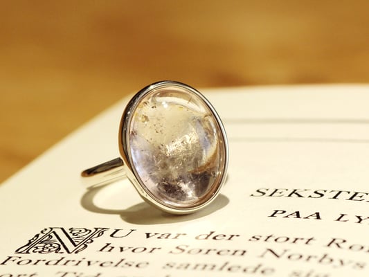 お持込いただいたルースを、シンプルなリングに仕立てました。