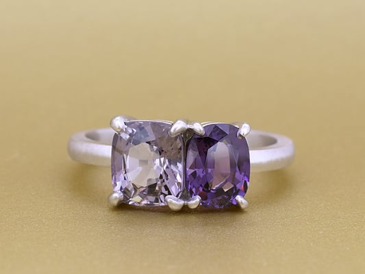 カラーとシェイプの異なる2石のスピネルを組み合わせて。