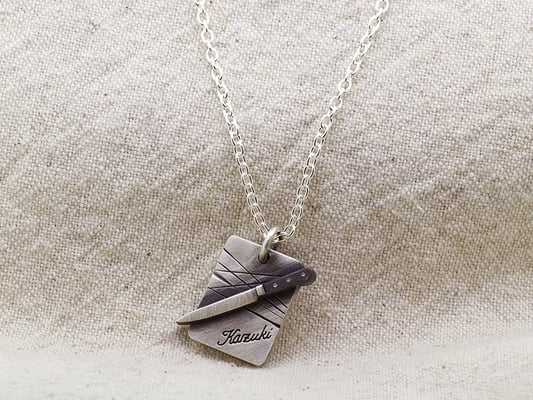 実際に使用されている包丁をトレースしました。まな板にはお名前も。