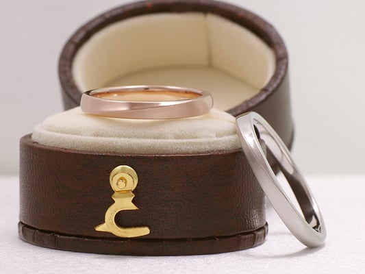 ピンクゴールドとプラチナのマリッジリング。斜めラインを境に、光沢面とツヤ消し面を。