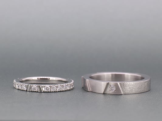 台形の区切りは富士山をイメージ。女性用マリッジリングは、全周にダイヤモンドが入ったフルエタニティです。