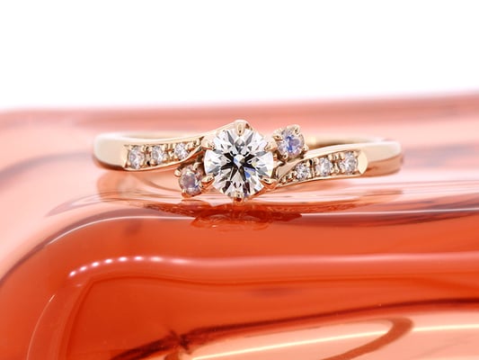 ピンクゴールドとダイヤモンド、お誕生石のムーンストーンで、柔らかな色合わせに