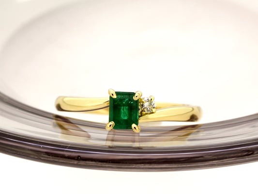 片側にダイヤモンドを添えて。